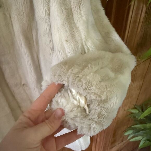 Jordache Vintage Faux Fur Glam Winter Mid-Length Coat in Ivory - Picture 4 of 8
